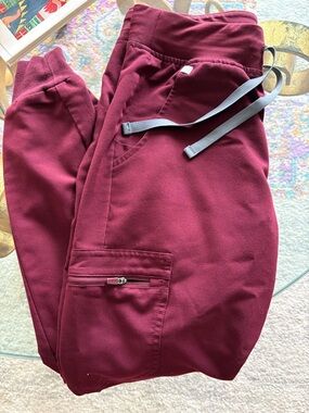 Figs Zamora Joggers in Burgundy